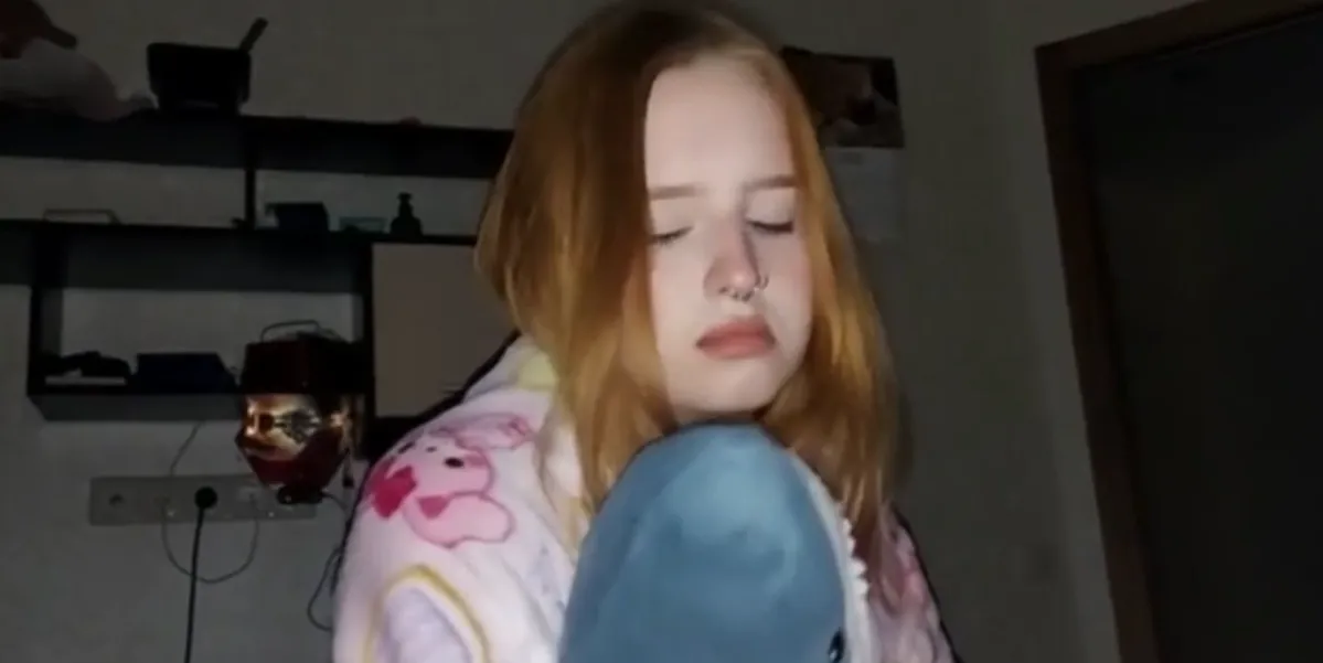 Young russian step sister wakes up her brother to suck his cock